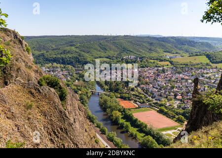 Vue en grand angle depuis les Rotenfels de Bad Muenster am Stein Ebernburg avec des rochers en premier plan Banque D'Images