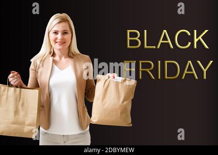 Shopping le Black Friday ! Portrait d'une femme heureuse recevant une boîte de morsures faites en ligne. Banque D'Images