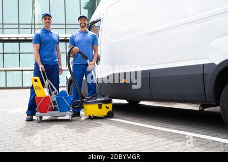 Homme avec aspirateur et employé près du camion Banque D'Images