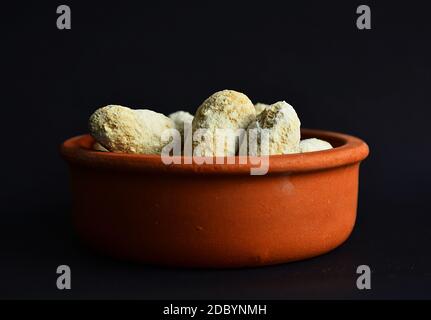 Arachides décortiquées salées dans une casserole d'argile Banque D'Images