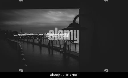 L'horizon de Lübeck-Travemünde est illuminé par le soleil levant et le ciel est nuageux Banque D'Images