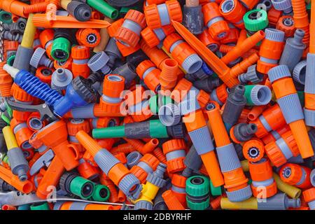 Pièces détachées pour vannes en plastique coloré les tuyaux d'eau. Banque D'Images