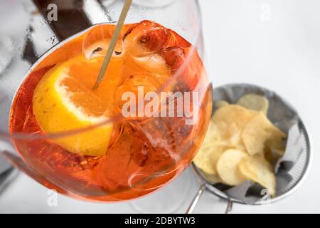 Cocktail italien classique avec chips. Copier l'espace. Banque D'Images