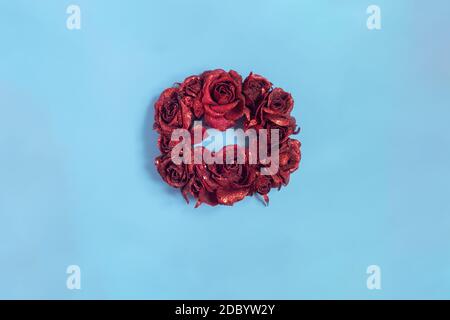 Guirlande de Noël à motif rose artificielle décorative pour porte avant et fenêtre sur fond bleu ciel. Banque D'Images