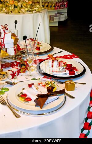 Grande chambre avec de nombreuses tables de Noël différentes Banque D'Images