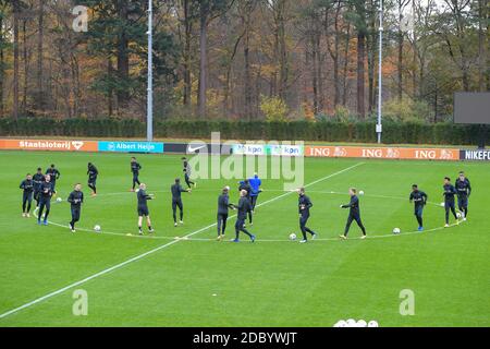 ZEIST, PAYS-BAS - NOVEMBRE 17: Joueurs des pays-Bas au cours de l'échauffement d'une session de formation pendant la session de formation des Nerherlands priot au match entre la Pologne et les pays-Bas au campus de KNVB le 17 novembre 2020 à Zeist, pays-Bas (photo de Gerrit van Keulen/Orange Pictures) Banque D'Images