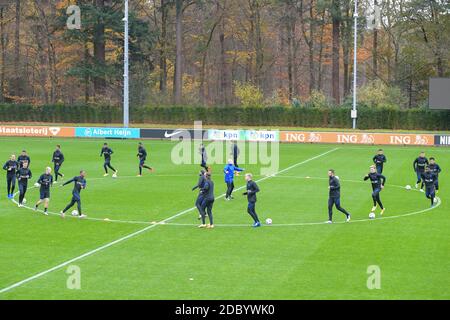 ZEIST, PAYS-BAS - NOVEMBRE 17: Joueurs des pays-Bas au cours de l'échauffement d'une session de formation pendant la session de formation des Nerherlands priot au match entre la Pologne et les pays-Bas au campus de KNVB le 17 novembre 2020 à Zeist, pays-Bas (photo de Gerrit van Keulen/Orange Pictures) Banque D'Images