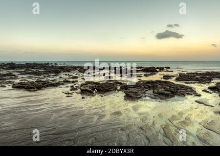 Plage en soirée, après le coucher du soleil à marée basse le sable et rochers formations montrant non couverts par la mer. Klong Nin, Koh Lanta, Thaïlande. Banque D'Images