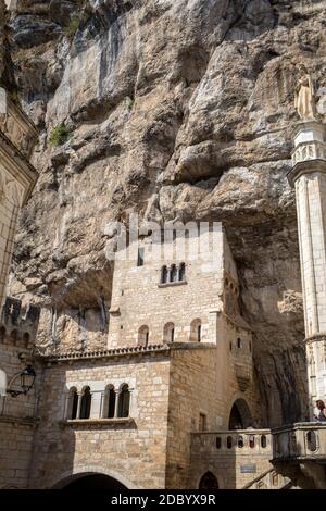Rocamadour, France - 3 septembre 2018 : murs de pierre de Basilique historique de St-Sauveur se fondent dans la falaise à Rocamadour, France Banque D'Images