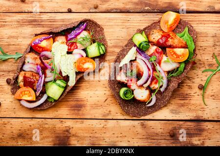 Sandwichs appétissants ou bruschetta à base de légumes et de viande Banque D'Images