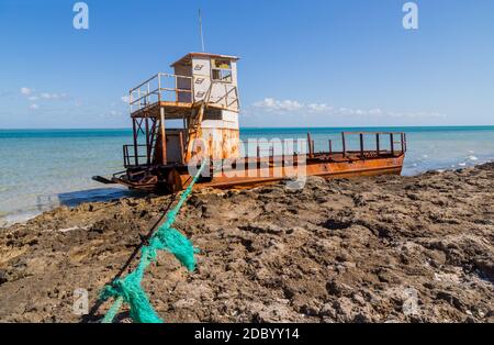 Vieux bateau sur l'île de Magaruque, anciennement Ilha Santa Isabel, fait partie de l'archipel de Bazaruto au large de la côte du Mozambique. Banque D'Images