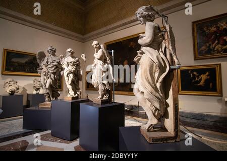 Cité du Vatican, Rome - 07 mars 2018 : modèles préparatoires des anges de Bernini dans la galerie Pinacoteca dans les musées du Vatican Banque D'Images