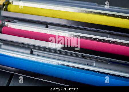 Cartouches de toner de rechange pour imprimante laser couleur cyan, magenta et jaune sur fond de bois gris Banque D'Images
