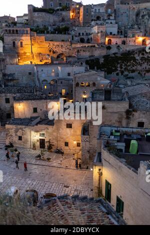 Matera, Italie - 20 septembre 2019: Paysage de nuit de la Sassi de Matera un quartier historique iin la ville de Matera bien connu pour leur ancienne cav Banque D'Images