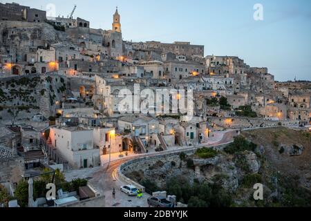 Matera, Italie - 15 septembre 2019 : soirée ; vue de la ville de Matera, Italie, avec les lumières colorées soulignant de bâtiments anciens dans les Sassi di mat Banque D'Images