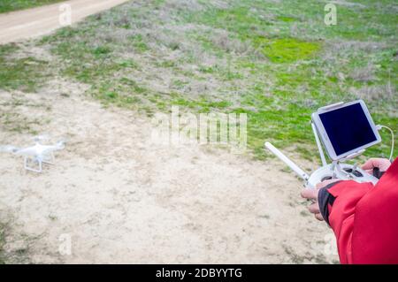 Pilote de drone volant sur le décollage de la manœuvre. FPV ou première personne Afficher le périphérique sur la radiocommande Banque D'Images