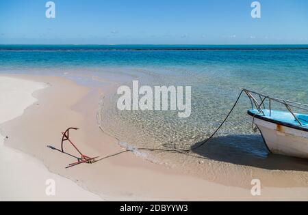 Bateau sur l'île de Magaruque, anciennement Ilha Santa Isabel, fait partie de l'archipel de Bazaruto au large de la côte du Mozambique. Banque D'Images