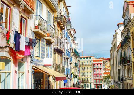 Paysage urbain de la vieille ville, architecture portugaise typique, lignes de vêtements sur balcons, façades carrelées colorées, Lisbonne, Portugal Banque D'Images