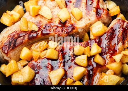 Steak de viande frit à la pomme caramélisée.ragoût de porc à la sauce aux pommes.automne nourriture Banque D'Images