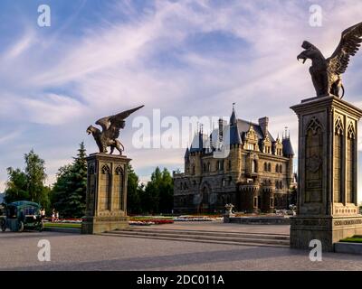 Khryashchevka, Russie, 16 juillet 2020, château Garibaldi et griffins sur fond de ciel nocturne Banque D'Images