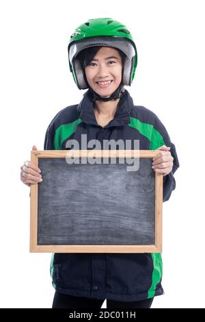 cycliste de taxi femelle portant un casque tenant un tableau noir vierge isolé sur fond blanc Banque D'Images