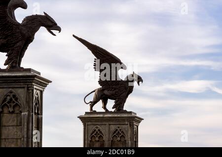 Khryashchevka, Russie, 16 juillet 2020, Griffins sur les piédestal contre le ciel, concentration sélective Banque D'Images