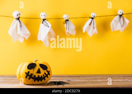 Drôle Halloween jour décoration fête, bébé mignon blanc Ghost artisanat effrayant visage suspendu et halloween citrouille tête de citrouille lanterne sourire et araignée sur bois Banque D'Images