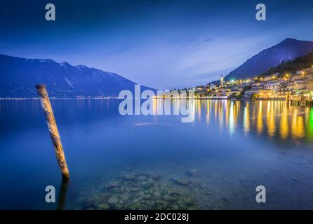 Vue panoramique sur le lac de Garde et le port de Limone au crépuscule, lac de Garde, Lombardie, Italie, Europe Banque D'Images