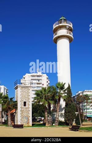 Vue sur le phare avec palmiers en premier plan, Torre del Mar, province de Malaga, Andalousie, Espagne, Europe occidentale. Banque D'Images