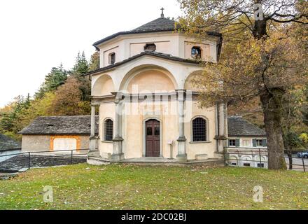 Chapelle du Sacré Mont Calvaire de Domodossola sur la colline de Mattarella, site classé au patrimoine mondial de l'UNESCO, dans le Piémont, Italie Banque D'Images