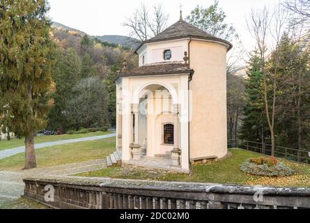 Chapelle du Sacré Mont Calvaire de Domodossola sur la colline de Mattarella, site classé au patrimoine mondial de l'UNESCO, dans le Piémont, Italie Banque D'Images