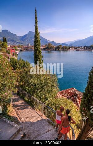 Couple à vue surélevée sur Riva del Garda, Lac de Garde, Trentin, Italie, Europe Banque D'Images