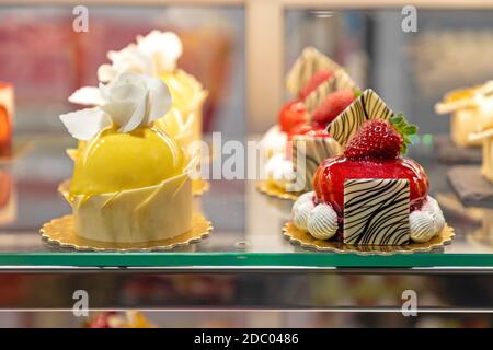 Assortiment de gâteaux d'art culinaire dans un présentoir de pâtisseries Banque D'Images