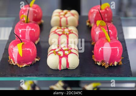 Gâteaux d'art émaillés au Slate dans l'exposition de pâtisserie Banque D'Images