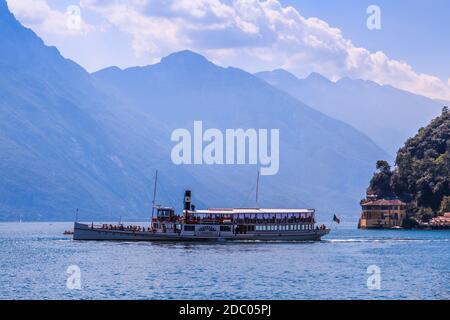 Vue du ferry sur le lac de Garde près de Riva del Garda, Riva del Garda, Lac de Garde, Trentin, Italie, Europe Banque D'Images