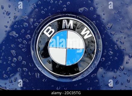 Berlin, Allemagne. 16 novembre 2020. Gouttes de pluie sur un logo BMW. Crédit : Alexandra Schuler/dpa/Alay Live News Banque D'Images