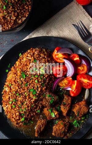 Gruaux de sarrasin cuits au four avec de la goulash de bœuf Banque D'Images