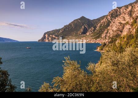 Vue panoramique sur le lac de Garde et le port de Limone, lac de Garde, Lombardie, Italie, Europe Banque D'Images