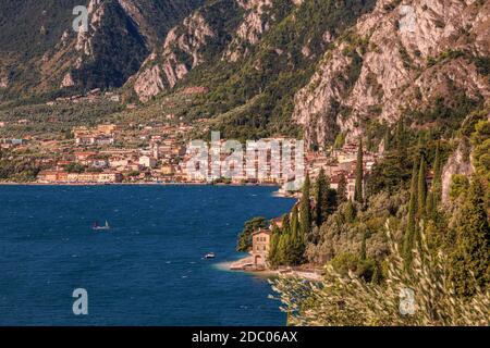 Vue panoramique sur le lac de Garde et le port de Limone, lac de Garde, Lombardie, Italie, Europe Banque D'Images