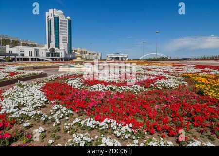 Nur-Sultan, Kazakhstan - Le 24 avril 2019 - immeubles de bureaux modernes à l'Nurzhol Nur-Sultan, boulevard, Astana, Kazakhstan Banque D'Images