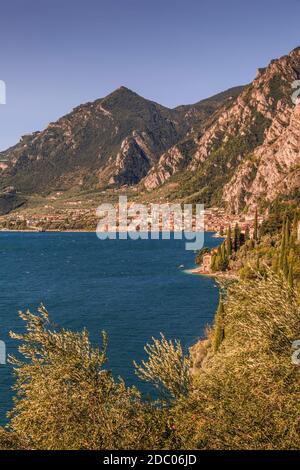 Vue panoramique sur le lac de Garde et le port de Limone, lac de Garde, Lombardie, Italie, Europe Banque D'Images