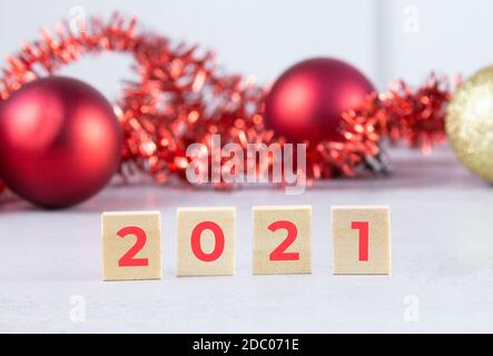 Mise en page de la nouvelle année. Bannière horizontale de noël avec chiffres 2021, boules du nouvel an, sur fond blanc. Banque D'Images