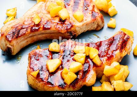 Entrecote de porc cuit avec des pommes aromatiques d'automne. Viande appétissante avec des pommes caramélisées. Banque D'Images