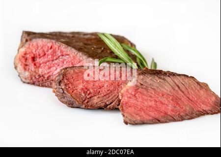 Steak de côtes sur fond blanc Banque D'Images