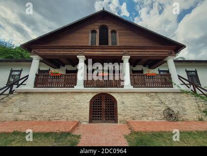 La façade de la maison du musée au manoir de Manuc BEI, complexe architectural, culturel et historique de la ville de Hincesti, en Moldavie. Ancienne, traditionnelle moldave rurale Banque D'Images