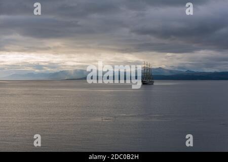 Grand voilier dans le canal Beagle près d'Ushuaia, Argentine Banque D'Images