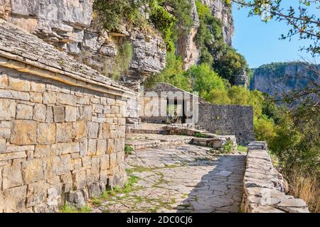 Monastère abandonné d'Agia Paraskevi près de la gorge de Vikos. Monodendri, Zagori, Grèce Banque D'Images