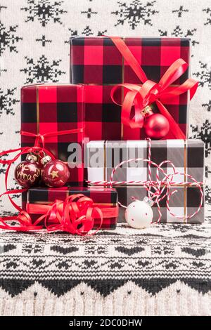 Verpackte Geschenke zu Weihnachten mit Packpaper im Karomuster