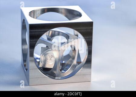 Cube en cube, pièce sur une fraiseuse CNC Banque D'Images