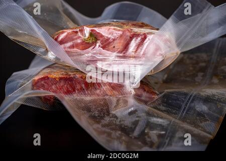 viande de pastrami emballée dans des sacs en plastique Banque D'Images